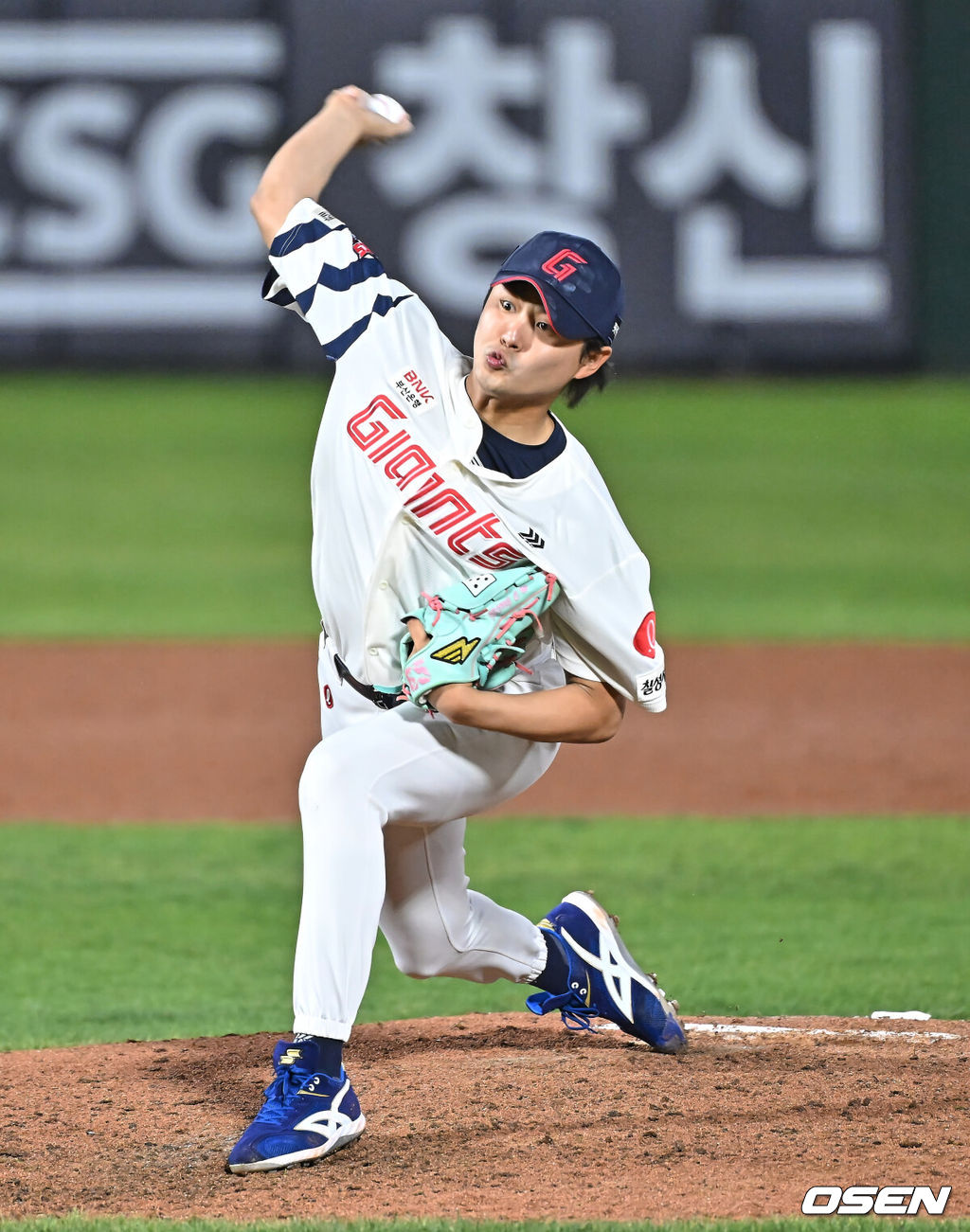 30일 부산 사직야구장에서 2026 신한 SOL KBO 리그 롯데 자이언츠와 키움 히어로즈의 경기가 열렸다. 홈팀 롯데는 비슬리가, 방문팀 키움은 배동현이 선발 출전했다.롯데 자이언츠 정철원이 역투하고 있다. 2026.04.30 / foto0307@osen.co.kr