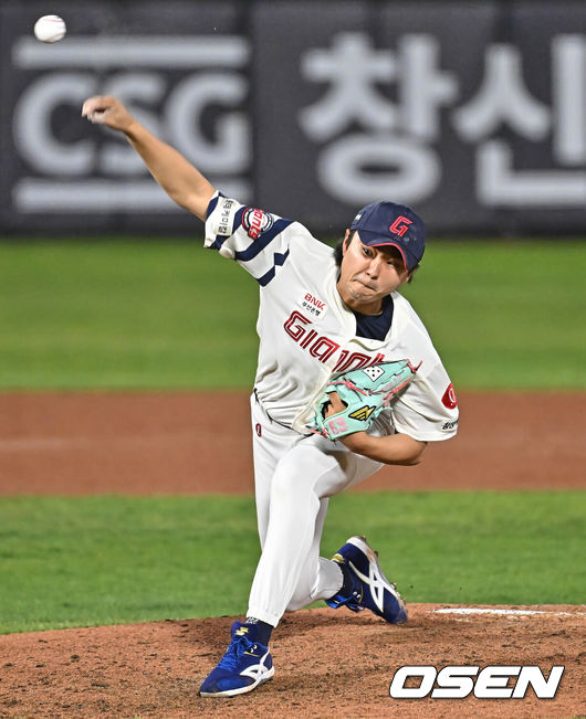 [OSEN=부산, 이석우 기자] 30일 부산 사직야구장에서 2026 신한 SOL KBO 리그 롯데 자이언츠와 키움 히어로즈의 경기가 열렸다. 홈팀 롯데는 비슬리가, 방문팀 키움은 배동현이 선발 출전했다.롯데 자이언츠 정철원이 역투하고 있다. 2026.04.30 / foto0307@osen.co.kr