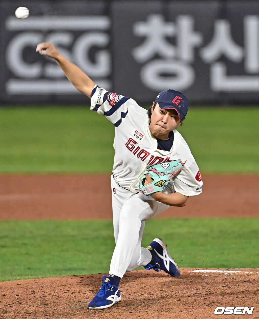 30일 부산 사직야구장에서 2026 신한 SOL KBO 리그 롯데 자이언츠와 키움 히어로즈의 경기가 열렸다. 홈팀 롯데는 비슬리가, 방문팀 키움은 배동현이 선발 출전했다.롯데 자이언츠 정철원이 역투하고 있다. 2026.04.30 / foto0307@osen.co.kr