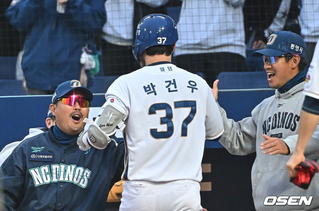 29일 창원NC파크에서 2026 신한 SOL KBO 리그 NC 다이노스와 KIA 타이거즈의 경기가 열렸다. 홈팀 NC는 구창모가, 방문팀 KT는 이의리가 선발 출전했다. NC 다이노스 박건우가 1회말 1사 1루 우월 2점 홈런을 치고 이호준 감독의 축하를 받고 있다. 2026.04.29 / foto0307@osen.co.kr