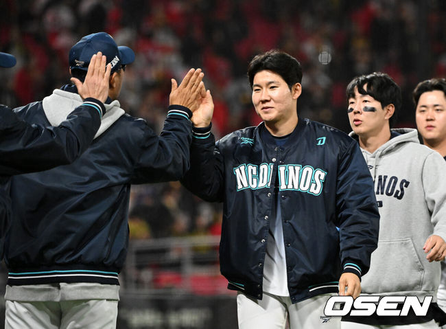 [OSEN=광주, 이대선 기자] KIA는 4일 광주-기아 챔피언스필드에서 열린 2026 프로야구 NC 다이노스와의 경기에서 0-6으로  완패했다. 11개의 출루를 하고도 단 한 명도 홈을 밟지 못했다.NC는 선발 커티스 테일러의 첫 승 호투와 계투책을 앞세워 5연승을 질주했다. 김주원과 루키 신재인이 승리의 축포를 올리며 선두를 지켰다. 경기 종료 후 NC 박민우가 이호준 감독과 승리의 기쁨을 나누고 있다. 2026.04.04 /sunday@osen.co.kr