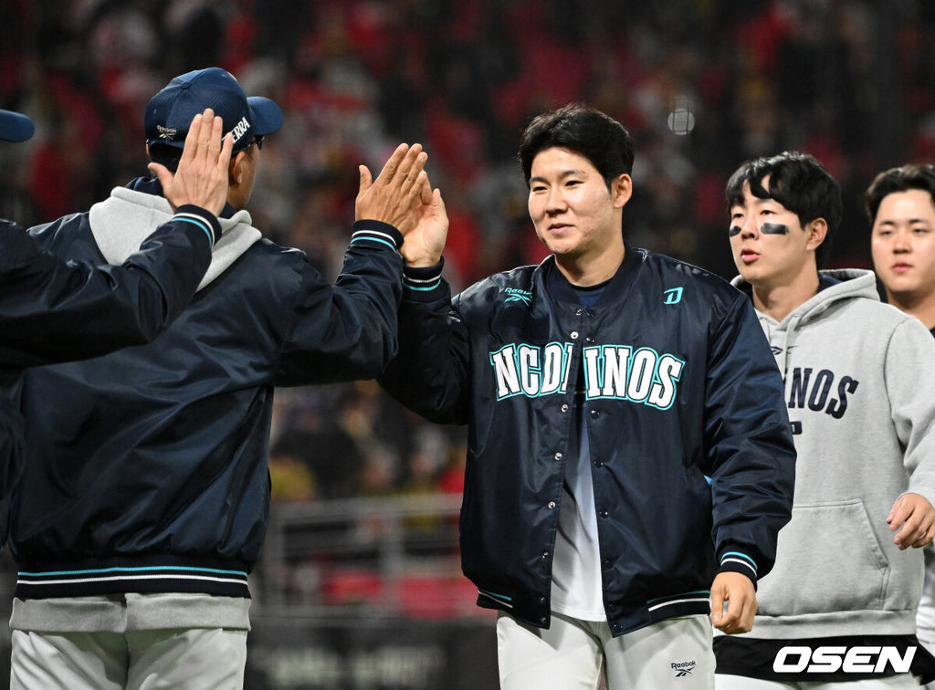 KIA는 4일 광주-기아 챔피언스필드에서 열린 2026 프로야구 NC 다이노스와의 경기에서 0-6으로  완패했다. 11개의 출루를 하고도 단 한 명도 홈을 밟지 못했다.NC는 선발 커티스 테일러의 첫 승 호투와 계투책을 앞세워 5연승을 질주했다. 김주원과 루키 신재인이 승리의 축포를 올리며 선두를 지켰다. 경기 종료 후 NC 박민우가 이호준 감독과 승리의 기쁨을 나누고 있다. 2026.04.04 /sunday@osen.co.kr