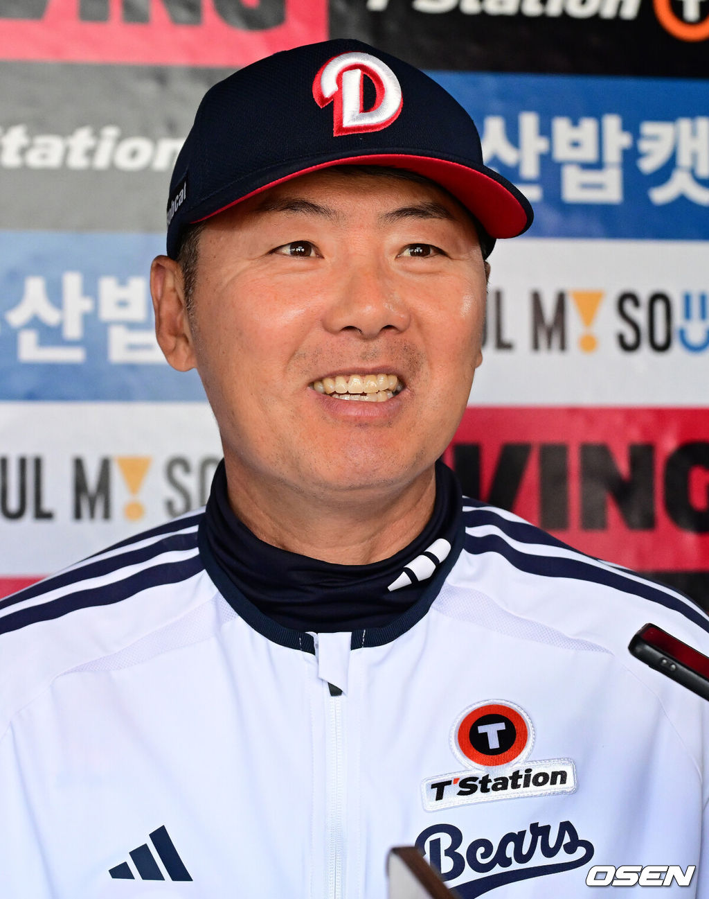 30일 서울 잠실야구장에서 2026 신한 SOL KBO리그 두산 베어스와 삼성 라이온즈의 경기가 열렸다.이날 두산은 최승용, 삼성은 최원태를 선발로 내세웠다.경기에 앞서 두산 김원형 감독이 취재진과 이야기를 나누고 있다. 2026.04.30 / jpnews@osen.co.kr