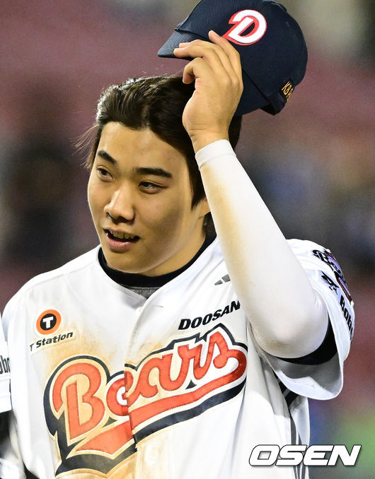 [OSEN=잠실, 지형준 기자] 두산이 약속의 8회를 앞세워 주중 3연전 위닝시리즈에 성공했다. 영웅은 2년차 특급 내야수 박준순이었다.&nbsp;프로야구 두산 베어스는 30일 서울 잠실구장에서 열린 2026 신한 SOL KBO리그 삼성 라이온즈와의 시즌 6차전에서 8-5로 승리했다.&nbsp;두산은 2연승을 달리며 시즌 12승 1무 15패. 반면 2연패에 빠진 삼성은 13승 1무 13패 5할 승률이 됐다.&nbsp;경기를 마치고 두산 박준순이 승리를 기뻐하고 있다. 2026.04.30&nbsp;/ jpnews@osen.co.kr