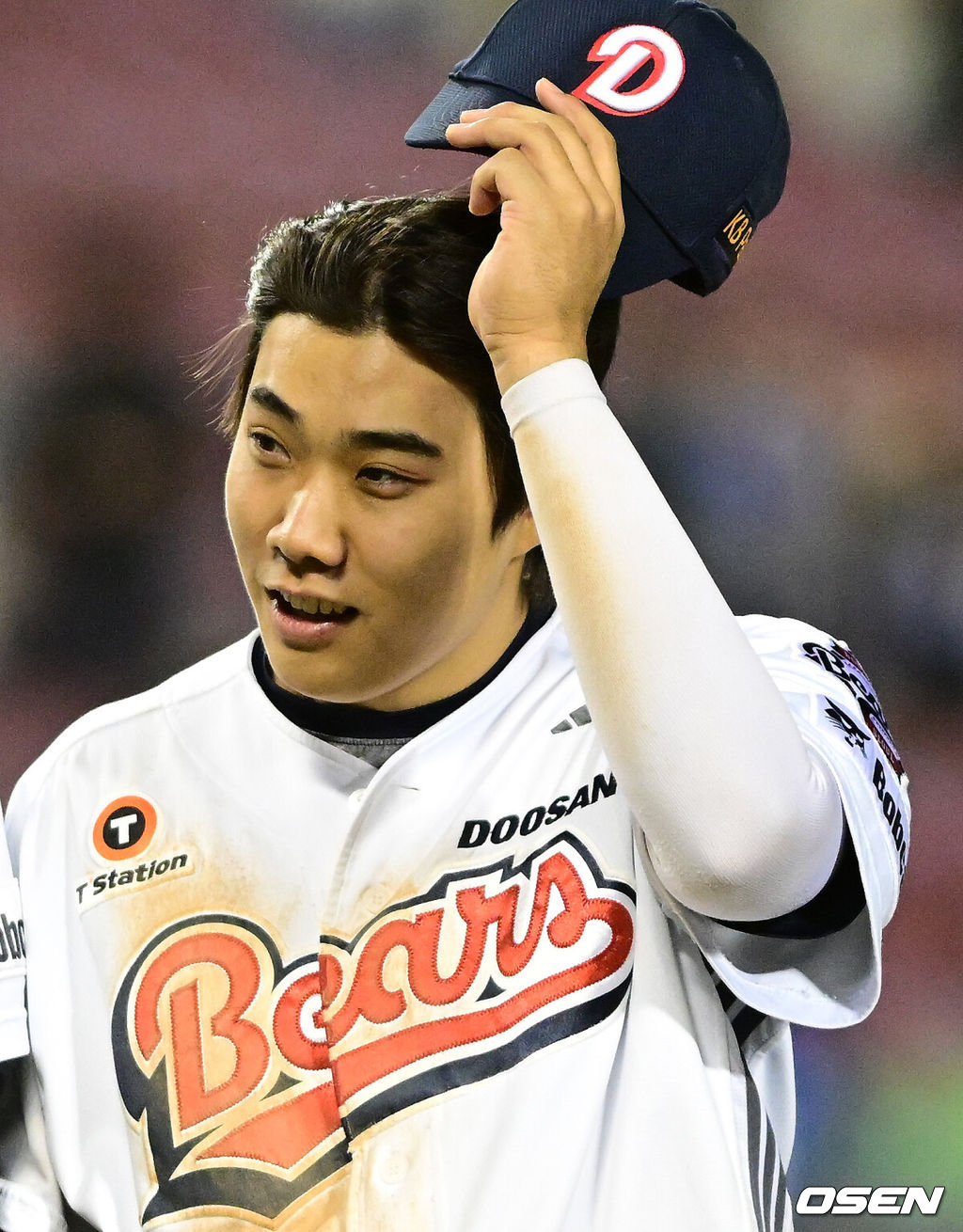 두산이 약속의 8회를 앞세워 주중 3연전 위닝시리즈에 성공했다. 영웅은 2년차 특급 내야수 박준순이었다. 프로야구 두산 베어스는 30일 서울 잠실구장에서 열린 2026 신한 SOL KBO리그 삼성 라이온즈와의 시즌 6차전에서 8-5로 승리했다. 두산은 2연승을 달리며 시즌 12승 1무 15패. 반면 2연패에 빠진 삼성은 13승 1무 13패 5할 승률이 됐다. 경기를 마치고 두산 박준순이 승리를 기뻐하고 있다. 2026.04.30 / jpnews@osen.co.kr