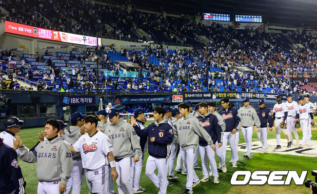 [OSEN=잠실, 지형준 기자] 두산이 약속의 8회를 앞세워 주중 3연전 위닝시리즈에 성공했다. 영웅은 2년차 특급 내야수 박준순이었다.&nbsp;프로야구 두산 베어스는 30일 서울 잠실구장에서 열린 2026 신한 SOL KBO리그 삼성 라이온즈와의 시즌 6차전에서 8-5로 승리했다.&nbsp;두산은 2연승을 달리며 시즌 12승 1무 15패. 반면 2연패에 빠진 삼성은 13승 1무 13패 5할 승률이 됐다.&nbsp;경기를 마치고 두산 선수들이 승리 하이파이브를 하고 있다. 2026.04.30&nbsp;/ jpnews@osen.co.kr