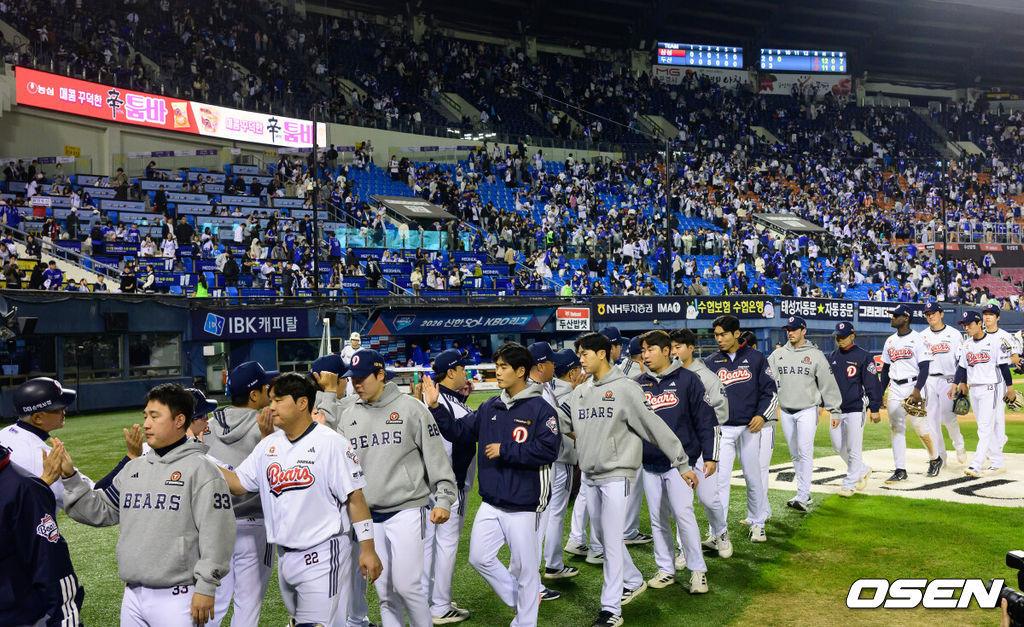 두산이 약속의 8회를 앞세워 주중 3연전 위닝시리즈에 성공했다. 영웅은 2년차 특급 내야수 박준순이었다. 프로야구 두산 베어스는 30일 서울 잠실구장에서 열린 2026 신한 SOL KBO리그 삼성 라이온즈와의 시즌 6차전에서 8-5로 승리했다. 두산은 2연승을 달리며 시즌 12승 1무 15패. 반면 2연패에 빠진 삼성은 13승 1무 13패 5할 승률이 됐다. 경기를 마치고 두산 선수들이 승리 하이파이브를 하고 있다. 2026.04.30 / jpnews@osen.co.kr