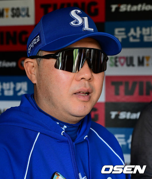 [OSEN=지형준 기자] 30일 서울 잠실야구장에서 2026 신한 SOL KBO리그 두산 베어스와 삼성 라이온즈의 경기가 열렸다.이날 두산은 최승용, 삼성은 최원태를 선발로 내세웠다.경기에 앞서 삼성 박진만 감독이 취재진과 이야기를 나누고 있다. 2026.04.30&nbsp;/ jpnews@osen.co.kr