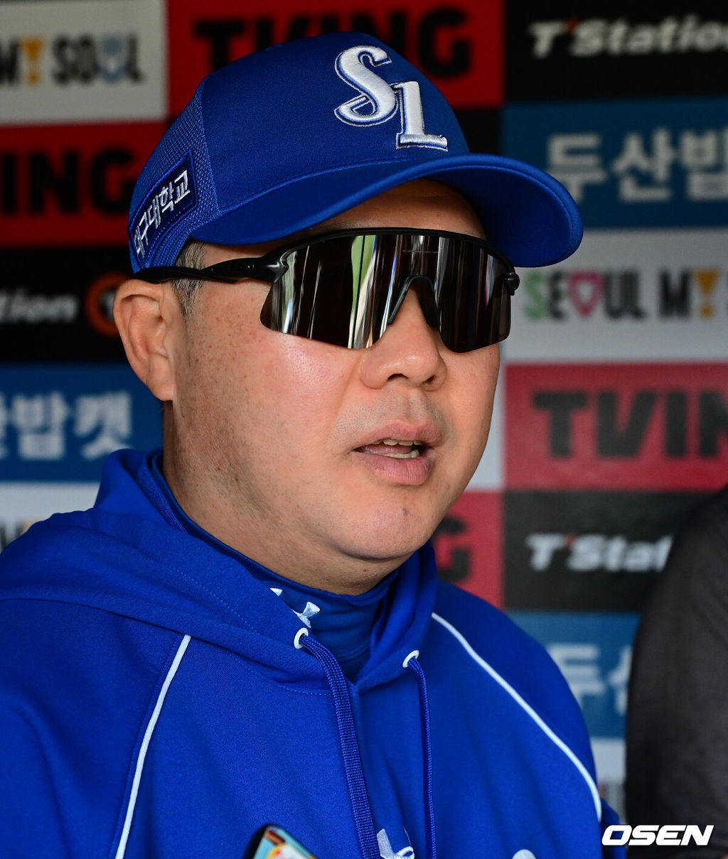 30일 서울 잠실야구장에서 2026 신한 SOL KBO리그 두산 베어스와 삼성 라이온즈의 경기가 열렸다.이날 두산은 최승용, 삼성은 최원태를 선발로 내세웠다.경기에 앞서 삼성 박진만 감독이 취재진과 이야기를 나누고 있다. 2026.04.30 / jpnews@osen.co.kr