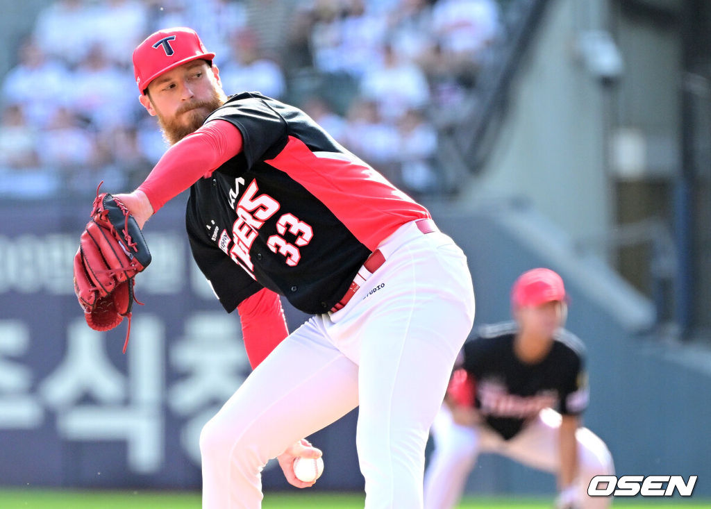 18일 오후 서울 잠실야구장에서 ‘2026 신한 SOL KBO리그’ 두산 베어스와 KIA 타이거즈의 경기가 열렸다.홈팀 두산은 최승용, 방문팀 KIA는 애덤 올러를 선발로 내세웠다.1회말 KIA 선발 애덤 올러가 힘차게 공을 뿌리고 있다. 2026.04.18 / dreamer@osen.co.kr