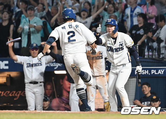 [OSEN=창원, 이석우 기자] 22일 창원NC파크에서 2025 신한 SOL 뱅크 KBO 리그 NC 다이노스와 롯데 자이언츠의 경기가 열렸다. 홈팀 NC는 신민혁이, 방문팀 롯데는 박세웅이 선발 출전했다. NC 다이노스 박건우가 7회말 무사 1루 데이비슨의 좌익수 왼쪽 1타점 2루타때 득점을 올린 박민우에게 엄지척을 하고 있다. 2025.08.22 / foto0307@osen.co.kr