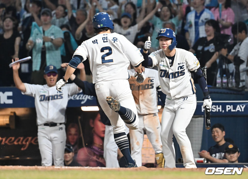 22일 창원NC파크에서 2025 신한 SOL 뱅크 KBO 리그 NC 다이노스와 롯데 자이언츠의 경기가 열렸다. 홈팀 NC는 신민혁이, 방문팀 롯데는 박세웅이 선발 출전했다. NC 다이노스 박건우가 7회말 무사 1루 데이비슨의 좌익수 왼쪽 1타점 2루타때 득점을 올린 박민우에게 엄지척을 하고 있다. 2025.08.22 / foto0307@osen.co.kr