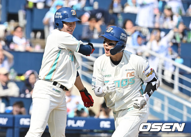 [OSEN=창원, 이석우 기자] 28일 창원NC파크에서 2026 신한 SOL KBO 리그 NC 다이노스와 두산 베어스의 경기가 열렸다. 홈팀 NC는 구창모가, 방문팀 두산은 플렉센이 선발 출전했다. NC 다이노스 박건우가 3회말 1사 1,2루 좌월 3점 홈런을 치고 박민우와 기쁨을 나누고 있다. 2026.03.28 / foto0307@osen.co.kr