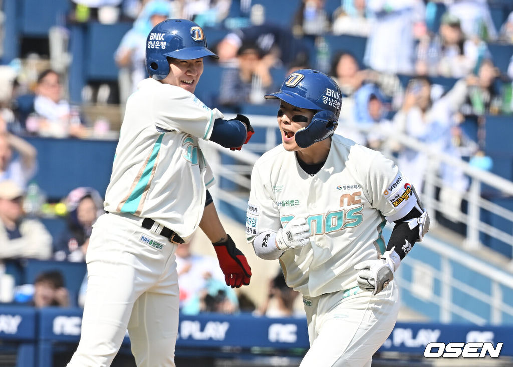 28일 창원NC파크에서 2026 신한 SOL KBO 리그 NC 다이노스와 두산 베어스의 경기가 열렸다. 홈팀 NC는 구창모가, 방문팀 두산은 플렉센이 선발 출전했다. NC 다이노스 박건우가 3회말 1사 1,2루 좌월 3점 홈런을 치고 박민우와 기쁨을 나누고 있다. 2026.03.28 / foto0307@osen.co.kr