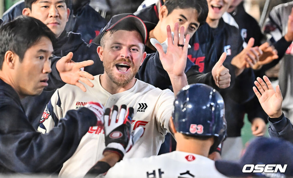 30일 부산 사직야구장에서 2026 신한 SOL KBO 리그 롯데 자이언츠와 키움 히어로즈의 경기가 열렸다. 홈팀 롯데는 비슬리가, 방문팀 키움은 배동현이 선발 출전했다.롯데 자이언츠 박승욱이 6회말 1사 1루 유강남의 좌익수 앞 안타때 좌익수 송구 실책으로 역전 득점에 성공한 후 비슬리와 동료들의 축하를 받고 있다. 2026.04.30 / foto0307@osen.co.kr