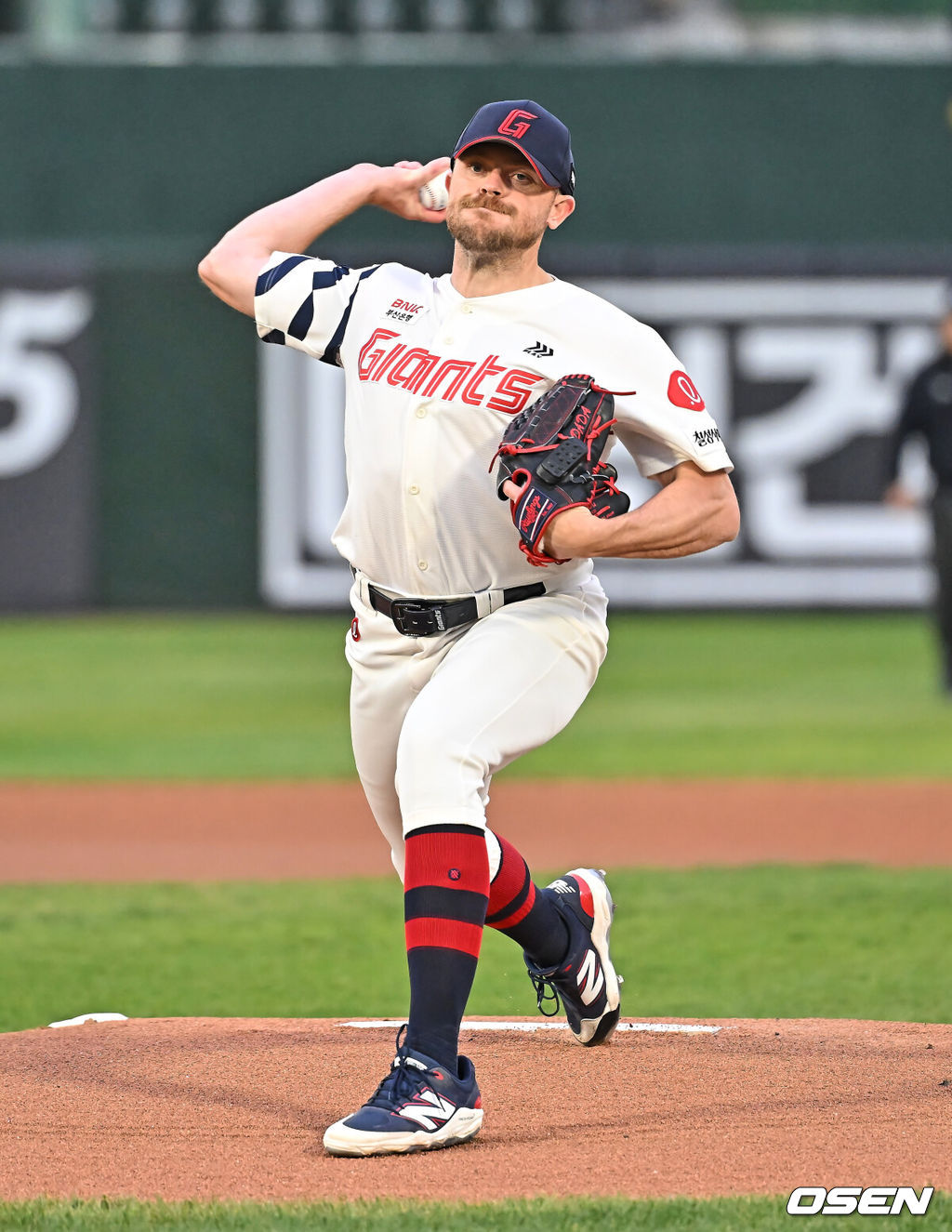 30일 부산 사직야구장에서 2026 신한 SOL KBO 리그 롯데 자이언츠와 키움 히어로즈의 경기가 열렸다. 홈팀 롯데는 비슬리가, 방문팀 키움은 배동현이 선발 출전했다.롯데 자이언츠 선발 투수 비슬리가 역투하고 있다. 2026.04.30 / foto0307@osen.co.kr