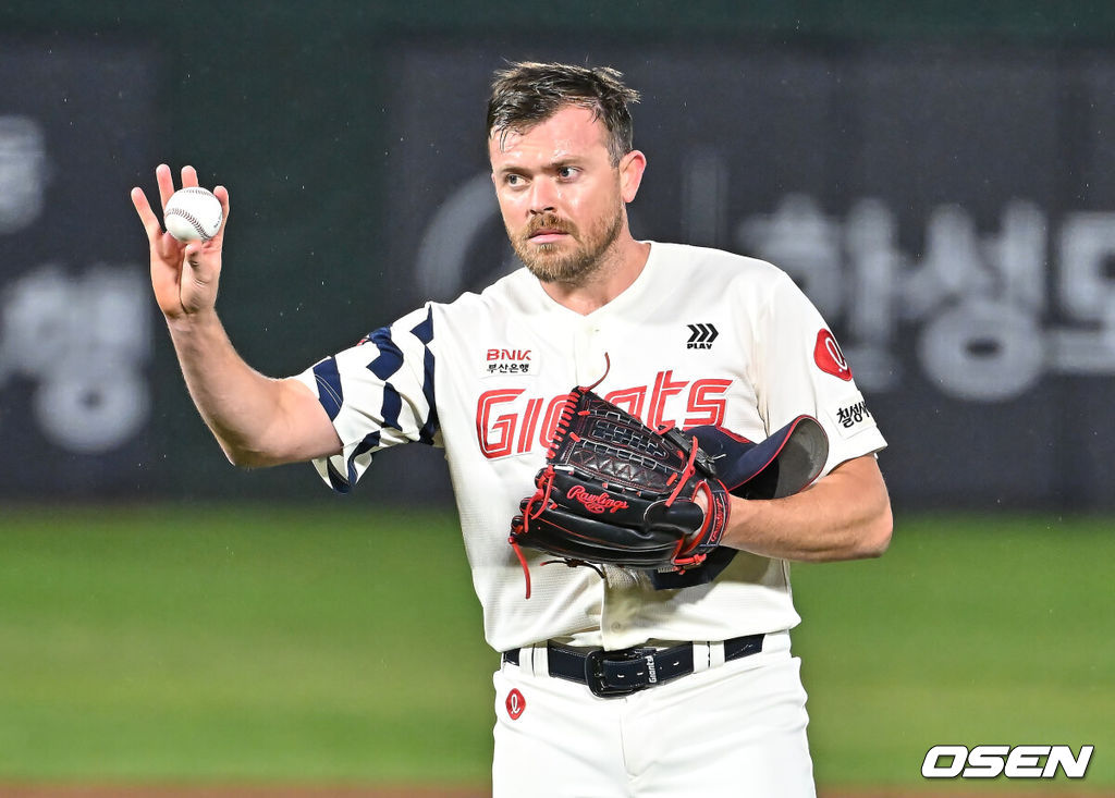 30일 부산 사직야구장에서 2026 신한 SOL KBO 리그 롯데 자이언츠와 키움 히어로즈의 경기가 열렸다. 홈팀 롯데는 비슬리가, 방문팀 키움은 배동현이 선발 출전했다.롯데 자이언츠 선발 투수 비슬리가 6회초 2사 2루 키움 히어로즈 임병욱 타석때 보크가 선언되자 주심을 바라보고 있다. 2026.04.30 / foto0307@osen.co.kr