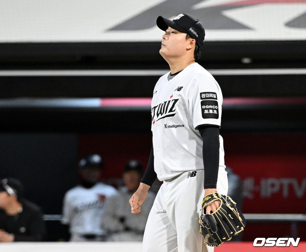 30일 수원 KT위즈파크에서 2026 신한 SOL KBO리그 KT 위즈와 LG 트윈스의 경기가 열렸다.이날 KT는 보쉴리, LG는 임찬규를 선발로 내세웠다.8회초 2사 1,2루에서 KT 한승혁이 LG 박해민에게 좌전 적시타를 허용하고 아쉬워하고 있다. 2026.04.30 /sunday@osen.co.kr