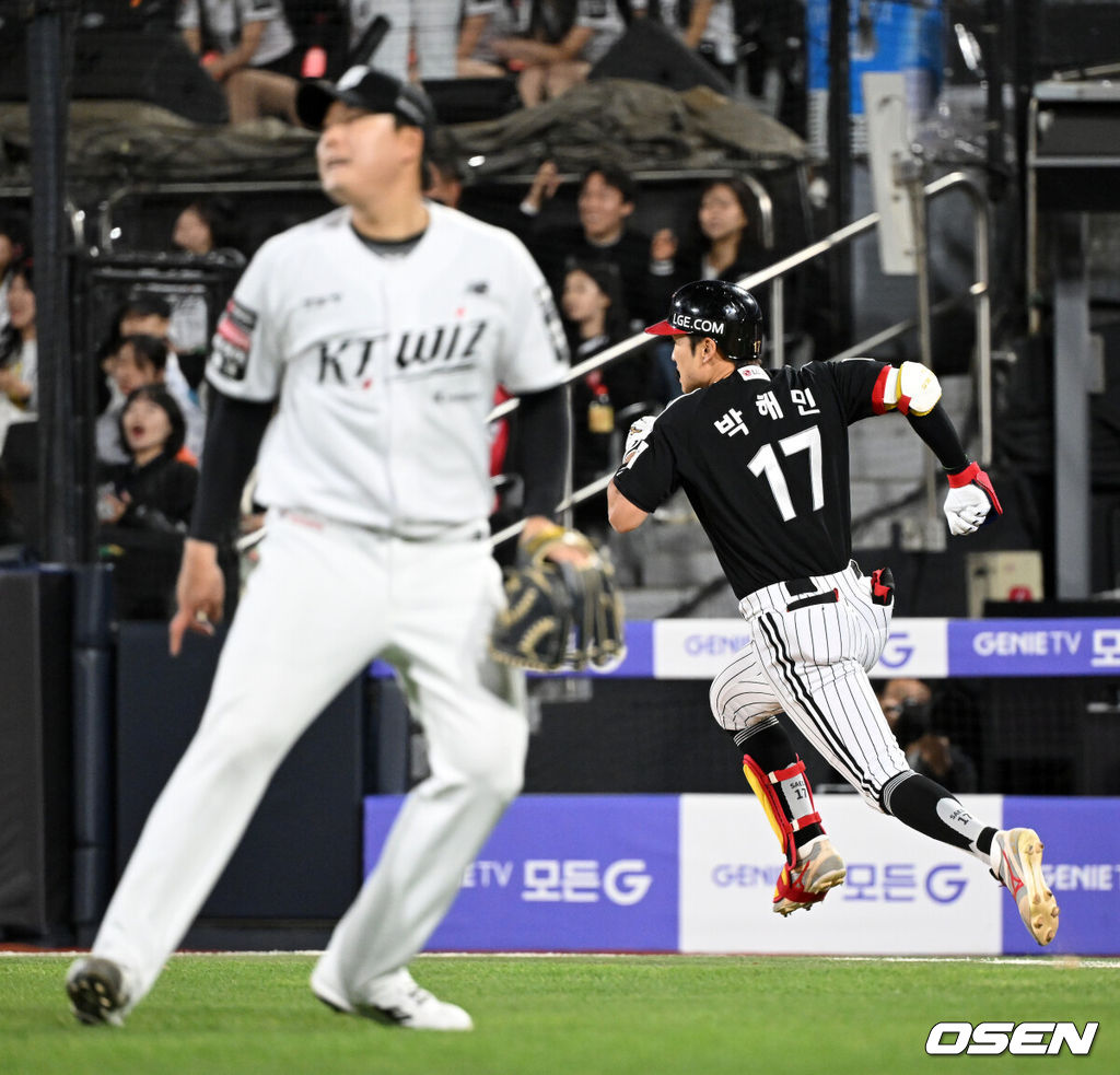 30일 수원 KT위즈파크에서 2026 신한 SOL KBO리그 KT 위즈와 LG 트윈스의 경기가 열렸다.이날 KT는 보쉴리, LG는 임찬규를 선발로 내세웠다.8회초 2사 1,2루에서 LG 박해민이 좌전 적시타를 치고 있다. 2026.04.30 /sunday@osen.co.kr