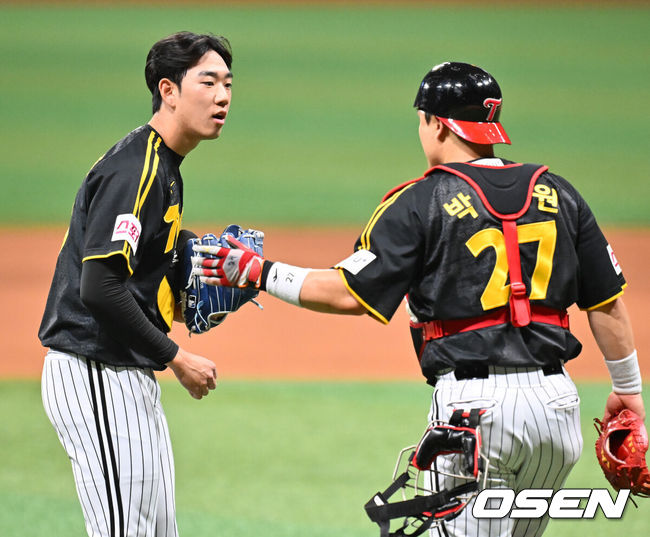 [OSEN=고척, 민경훈 기자] 24일 오후 서울 고척스카이돔에서 ‘2024 신한 SOL BANK KBO리그’ 키움 히어로즈와 LG 트윈스의 경기가 진행됐다. 이 경기에서 LG가 키움에 7-0으로 승리했다.&nbsp;경기를 마치고 LG 이종준이 박동원과 하이파이브를 하고 있다. 2024.08.24 / rumi@osen.co.kr