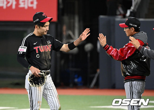 [OSEN=수원, 이대선 기자] LG는 30일 수원 KT위즈파크에서 열린 2026 신한 SOL KBO리그 KT 위즈와 경기에서 6-5 재역전승을 거뒀다.이날 승리로 LG는 3연패에서 탈출, 17승 10패를 기록했다. 반면 KT는 4연승에 실패했다.경기 종료 후 LG 박해민이 염경엽 감독과 승리의 기쁨을 나누고 있다. 2026.04.30 /sunday@osen.co.kr