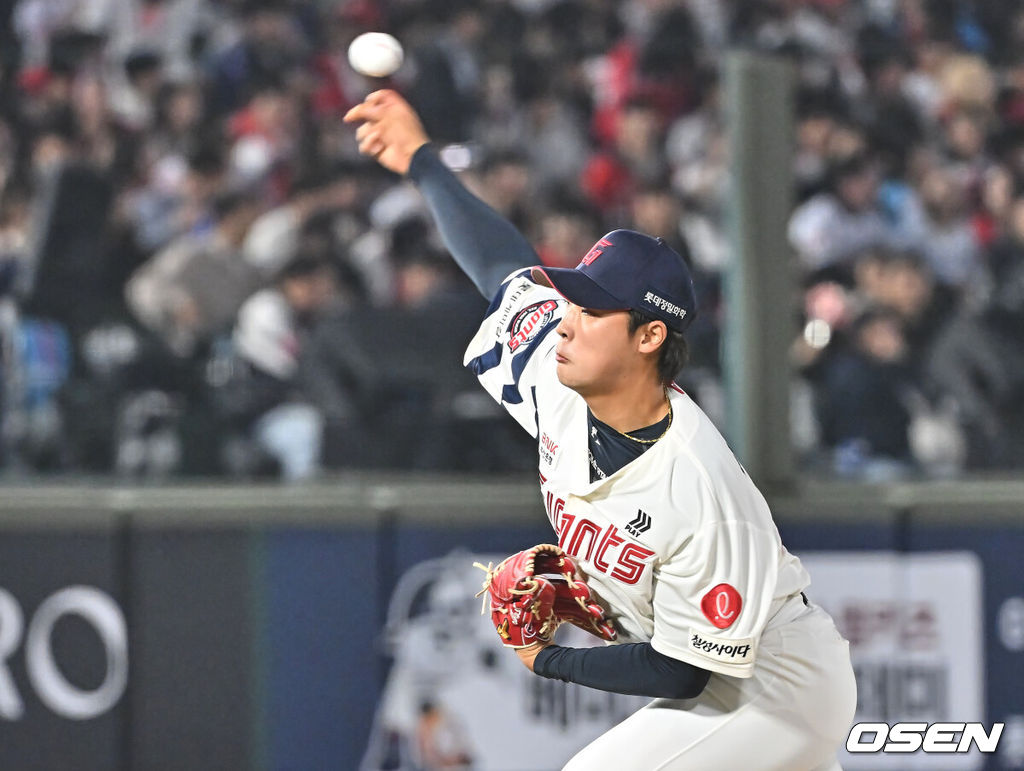 3일 부산 사직야구장에서 2026 신한 SOL KBO 리그 롯데 자이언츠와 SSG 랜더스의 경기가 열렸다. 홈팀 롯데는 로드리게스가, 방문팀 SSG는 화이트가 선발 출전했다.롯데 자이언츠 이민석이 역투하고 있다. 2026.04.03 / foto0307@osen.co.kr