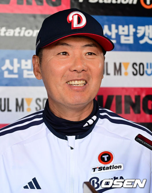 [OSEN=지형준 기자] 30일 서울 잠실야구장에서 2026 신한 SOL KBO리그 두산 베어스와 삼성 라이온즈의 경기가 열렸다.이날 두산은 최승용, 삼성은 최원태를 선발로 내세웠다.경기에 앞서 두산 김원형 감독이 취재진과 이야기를 나누고 있다. 2026.04.30&nbsp;/ jpnews@osen.co.kr