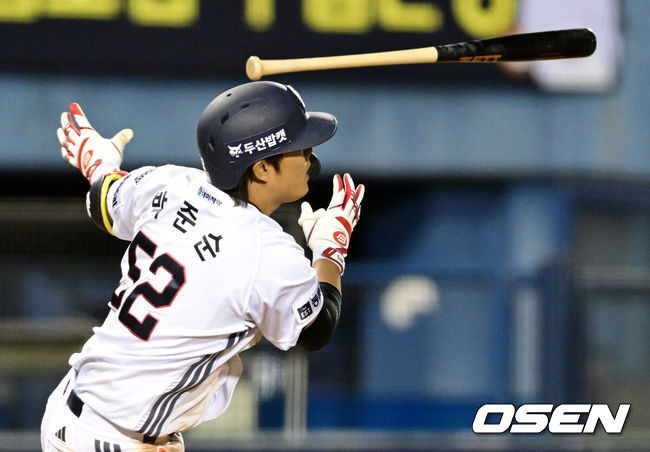 [OSEN=잠실, 지형준 기자] 30일 서울 잠실야구장에서 2026 신한 SOL KBO리그 두산 베어스와 삼성 라이온즈의 경기가 열렸다.이날 두산은 최승용, 삼성은 최원태를 선발로 내세웠다.8회말 2사 만루에서 두산 박준순이 싹슬이 3타점 적시 2루타를 날리며 기뻐하고 있다. 2026.04.30&nbsp;/ jpnews@osen.co.kr