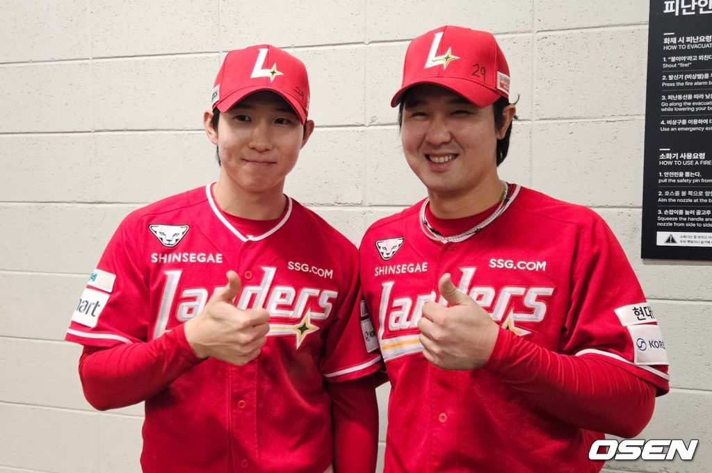 SSG 랜더스 박성한은 30일 대전 한화생명 볼파크에서 열린 2026 신한 SOL KBO리그 한화 이글스와의 경기에서 유격수 겸 1번타자로 선발 출전해 3타수 1안타를 기록, 4월 월간 타율 0.452를 기록하며 최정이 갖고 있던 구단 기록을 넘어섰다. 경기 후 박성한과 최정이 기념사진을 찍고 있다. ⓒSSG 랜더스 제공