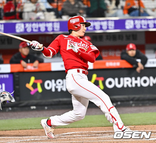 [OSEN=대전, 박준형 기자] 30일 오후 대전 한화생명볼파크에서 2026 신한 SOL KBO리그 한화 이글스와 SSG 랜더스의 경기가 진행됐다. 이날 경기 한화는 류현진을, SSG는 김건우를 선발투수로 내세웠다.6회초 무사 1,3루 SSG 박성한이 역전 1타점 적시타를 날리고 있다.     2026.04.30 / soul1014@osen.co.kr