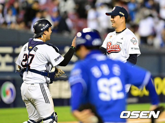 [OSEN=잠실, 지형준 기자] 두산이 약속의 8회를 앞세워 주중 3연전 위닝시리즈에 성공했다. 영웅은 2년차 특급 내야수 박준순이었다.&nbsp;프로야구 두산 베어스는 30일 서울 잠실구장에서 열린 2026 신한 SOL KBO리그 삼성 라이온즈와의 시즌 6차전에서 8-5로 승리했다.&nbsp;두산은 2연승을 달리며 시즌 12승 1무 15패. 반면 2연패에 빠진 삼성은 13승 1무 13패 5할 승률이 됐다.&nbsp;경기를 마치고 두산 윤준호, 이영하가 승리를 기뻐하고 있다. 2026.04.30&nbsp;/ jpnews@osen.co.kr