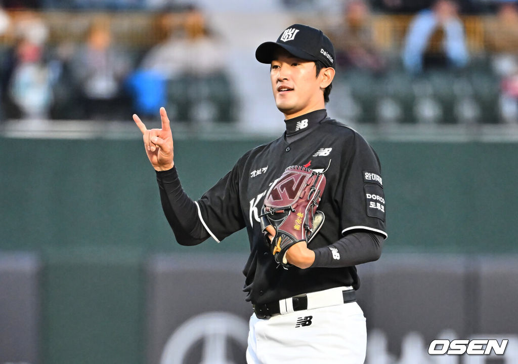 7일 부산 사직야구장에서 2026 신한 SOL KBO 리그 롯데 자이언츠와 KT 위즈의 경기가 열렸다. 홈팀 롯데는 나균안이, 방문팀 KT는 고영표가 선발 출전했다.KT 위즈 선발 투수 고영표가 사인을 보내고 있다. 2026.04.07 / foto0307@osen.co.kr