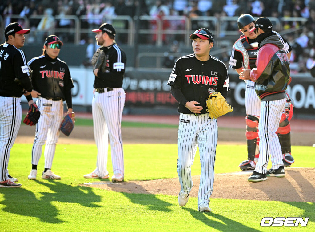 11일 수원 KT위즈파크에서 ‘2023 신한은행 SOL KBO 포스트시즌 한국시리즈’ 4차전 KT 위즈와 LG 트윈스의 경기가 열렸다. LG가 5-1로 앞선 6회말 2사 1루에서 LG 김윤식이 교체되고 있다. 2023.11.11 /jpnews@osen.co.kr