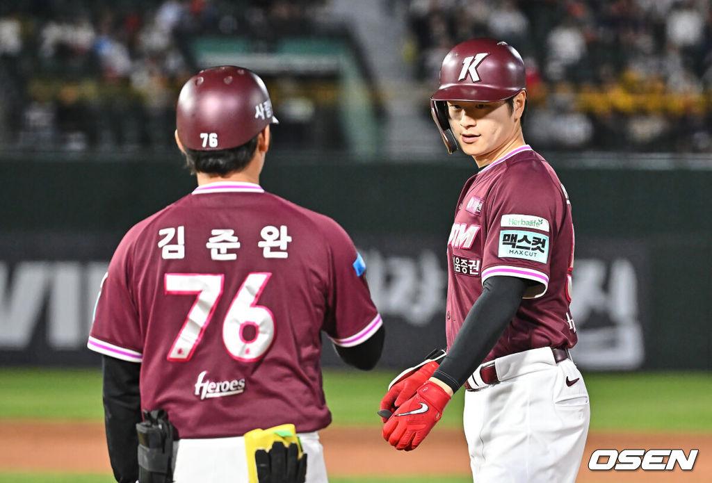 28일 부산 사직야구장에서 2026 신한 SOL KBO 리그 롯데 자이언츠와 키움 히어로즈의 경기가 열렸다. 홈팀 롯데는 김진욱이, 방문팀 키움은 알칸타라가 선발 출전했다.키움 히어로즈 박주홍이 5회초 1사 2루 우중간 1타점 안타를 치고 하이파이브를 하고 있다. 2026.04.28 / foto0307@osen.co.kr