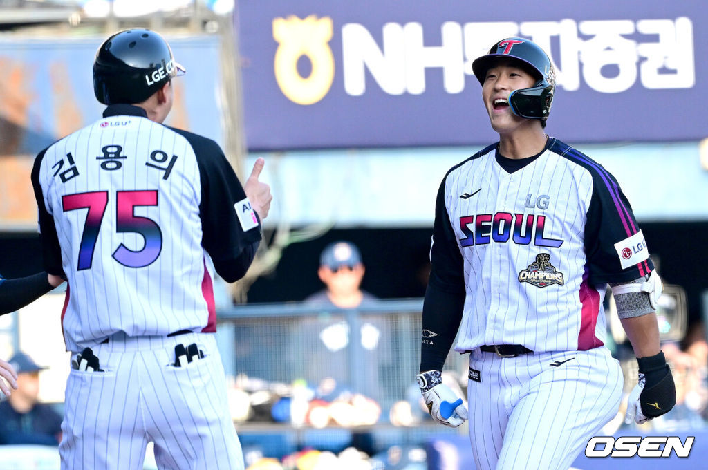 1일 서울 잠실야구장에서 ‘2026 신한 SOL KBO리그’ LG 트윈스와 NC 다이노스의 경기가 열렸다.홈팀 LG는 앤더스 톨허스트, 방문팀 NC는 토다 나츠키를 선발로 내세웠다. 3회초 2사 1루 상황 LG 송찬의가 달아나는 좌월 투런포를 날리고 홈을 밟은 뒤 김용의 코치와 기뻐하고 있다. 2026.05.01 / dreamer@osen.co.kr