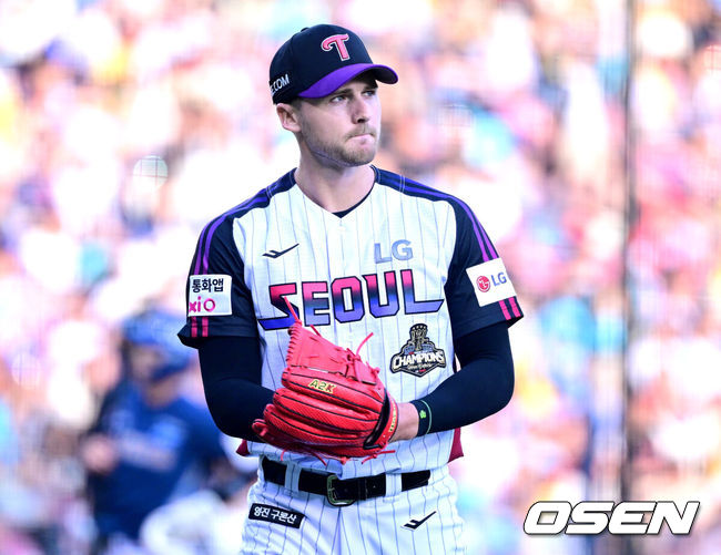 [OSEN=잠실, 최규한 기자] 1일 서울 잠실야구장에서 ‘2026 신한 SOL KBO리그’ LG 트윈스와 NC 다이노스의 경기가 열렸다.홈팀 LG는 앤더스 톨허스트, 방문팀 NC는 토다 나츠키를 선발로 내세웠다. 5회초 NC 공격을 무실점으로 막아낸 LG 선발 앤더스 톨허스트가 더그아웃으로 향하고 있다. 2026.05.01 / dreamer@osen.co.kr