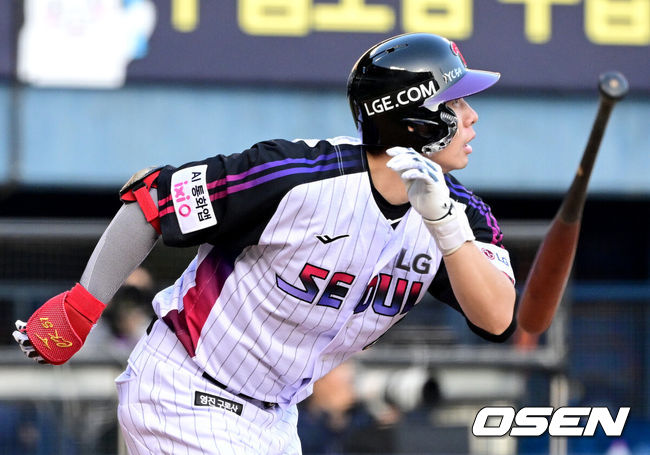 [OSEN=잠실, 최규한 기자] 1일 서울 잠실야구장에서 ‘2026 신한 SOL KBO리그’ LG 트윈스와 NC 다이노스의 경기가 열렸다.홈팀 LG는 앤더스 톨허스트, 방문팀 NC는 토다 나츠키를 선발로 내세웠다. 4회말 1사 1, 3루 상황 LG 홍창기가 달아나는 1타점 희생플라이를 날리고 있다. 2026.05.01 / dreamer@osen.co.kr
