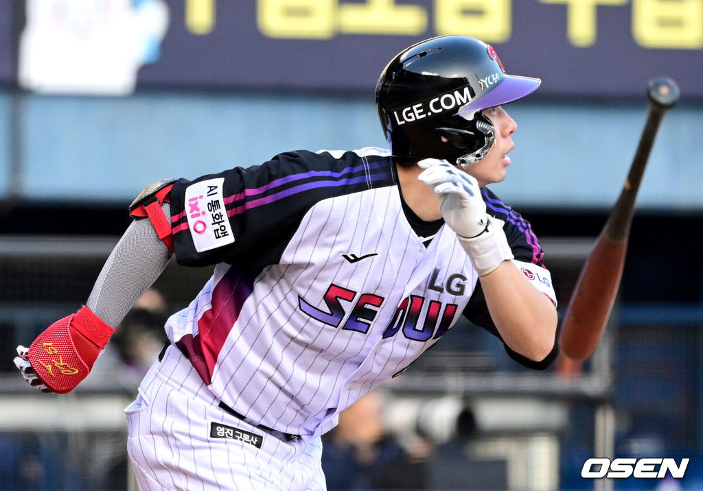1일 서울 잠실야구장에서 ‘2026 신한 SOL KBO리그’ LG 트윈스와 NC 다이노스의 경기가 열렸다.홈팀 LG는 앤더스 톨허스트, 방문팀 NC는 토다 나츠키를 선발로 내세웠다. 4회말 1사 1, 3루 상황 LG 홍창기가 달아나는 1타점 희생플라이를 날리고 있다. 2026.05.01 / dreamer@osen.co.kr