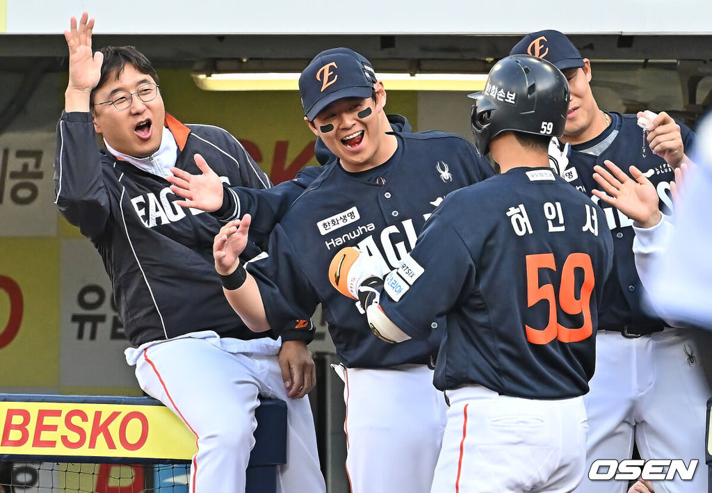 1일 대구삼성라이온즈파크에서 2026 신한 SOL KBO 리그 삼성 라이온즈와 한화 이글스의 경기가 열렸다. 홈팀 삼성은 원태인이, 방문팀 한화는 에르난데스가 선발 출전했다. 한화 이글스 허인서가 2회초 2사 1,3루 좌월 3점 홈런을 치고 동료들의 축하를 받고 있다. 2026.05.01 / foto0307@osen.co.kr