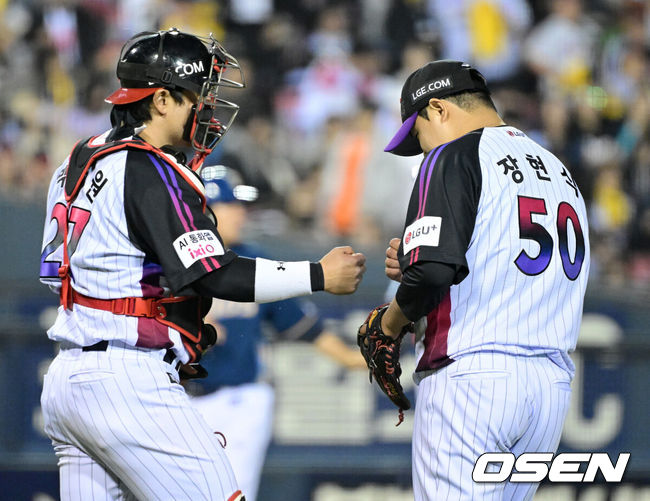 [OSEN=잠실, 최규한 기자] 프로야구&nbsp;LG 트윈스가 NC 다이노스를 꺾고 2연승을 이어갔다.&nbsp;LG는 1일 서울 잠실구장에서 열린 2026 KBO리그 NC와 경기에서 5-1로 승리했다. 오스틴이 선제 투런 홈런, 송찬의가 2경기 연속 투런 홈런을 터뜨리며 대포의 힘으로 승리했다.&nbsp;9회초 마운드에 올라 경기를 마무리지은 LG 투수 장현식과 포수 박동원이 인사를 나누고 있다. 2026.05.01 / dreamer@osen.co.kr