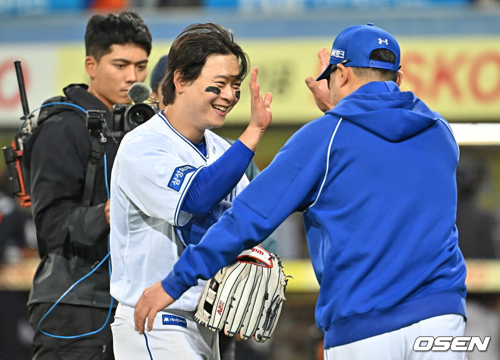 1일 대구삼성라이온즈파크에서 2026 신한 SOL KBO 리그 삼성 라이온즈와 한화 이글스의 경기가 열렸다. 홈팀 삼성은 원태인이, 방문팀 한화는 에르난데스가 선발 출전했다. 삼성 라이온즈 박승규가 한화 이글스에 4-3으로 승리한 후 박진만 감독과 하이파이브를 하고 있다. 2026.05.01 / foto0307@osen.co.kr