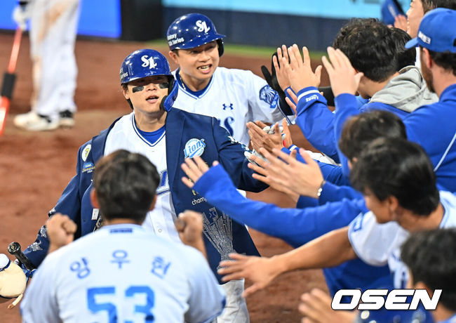 [OSEN=대구, 이석우 기자] 1일 대구삼성라이온즈파크에서 2026 신한 SOL KBO 리그 삼성 라이온즈와 한화 이글스의 경기가 열렸다. 홈팀 삼성은 원태인이, 방문팀 한화는 에르난데스가 선발 출전했다. 삼성 라이온즈 박승규가 7회말 2사 2루 좌월 역전 2점 홈런을 치고 동료들의 축하를 받고 있다. 2026.05.01 / foto0307@osen.co.kr