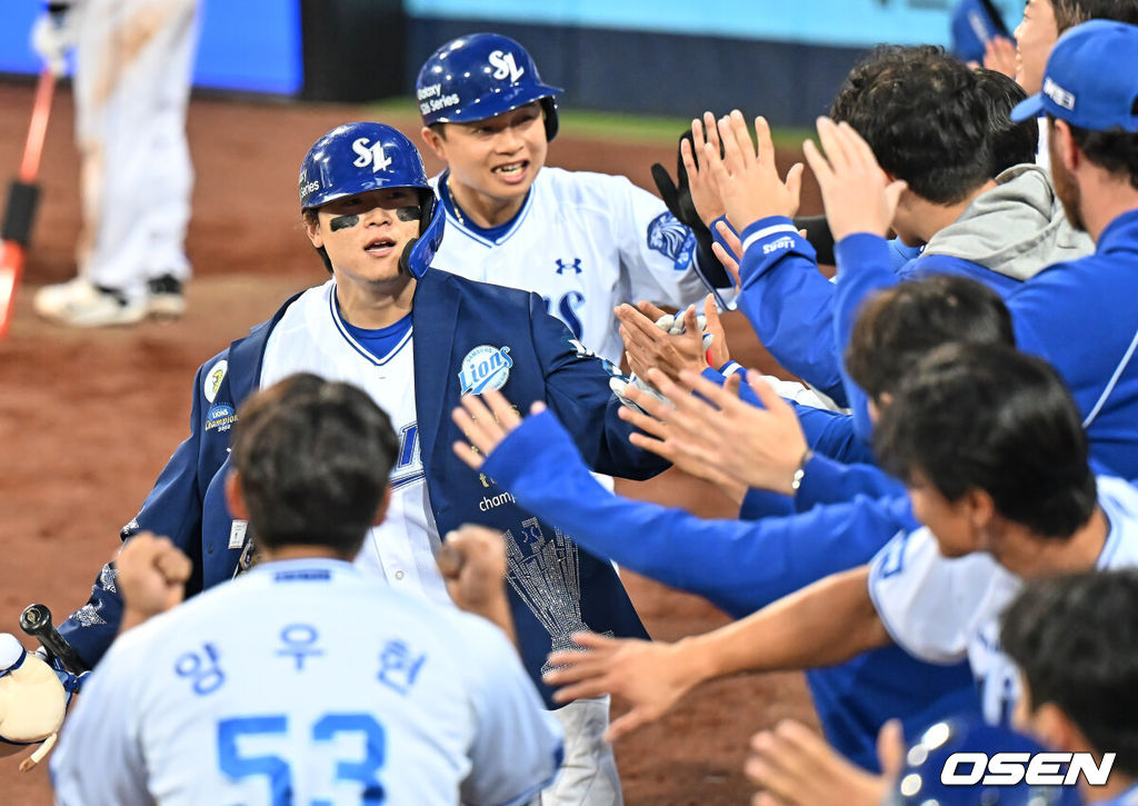 1일 대구삼성라이온즈파크에서 2026 신한 SOL KBO 리그 삼성 라이온즈와 한화 이글스의 경기가 열렸다. 홈팀 삼성은 원태인이, 방문팀 한화는 에르난데스가 선발 출전했다. 삼성 라이온즈 박승규가 7회말 2사 2루 좌월 역전 2점 홈런을 치고 동료들의 축하를 받고 있다. 2026.05.01 / foto0307@osen.co.kr