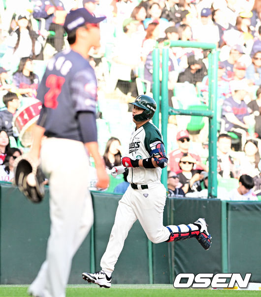 1일 오후 인천 문학동 SSG랜더스필드에서 ‘2026 신한 SOL BANK KBO리그’ SSG 랜더스와 롯데 자이언츠의 경기가 진행됐다. 2회말 1사에서 SSG 조형우가 솔로 홈런을 날린 뒤 그라운드를 돌고 있다. 2026.05.01 /cej@osen.co.kr