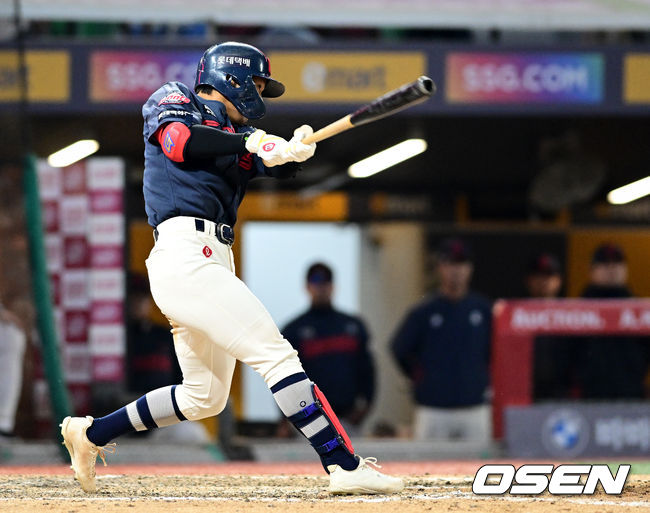 1일 오후 인천 문학동 SSG랜더스필드에서 ‘2026 신한 SOL BANK KBO리그’ SSG 랜더스와 롯데 자이언츠의 경기가 진행됐다. 연장 10회초 2사 1,2루에서 롯데 장두성이 적시타를 날리고 있다. 2026.05.01 /cej@osen.co.kr