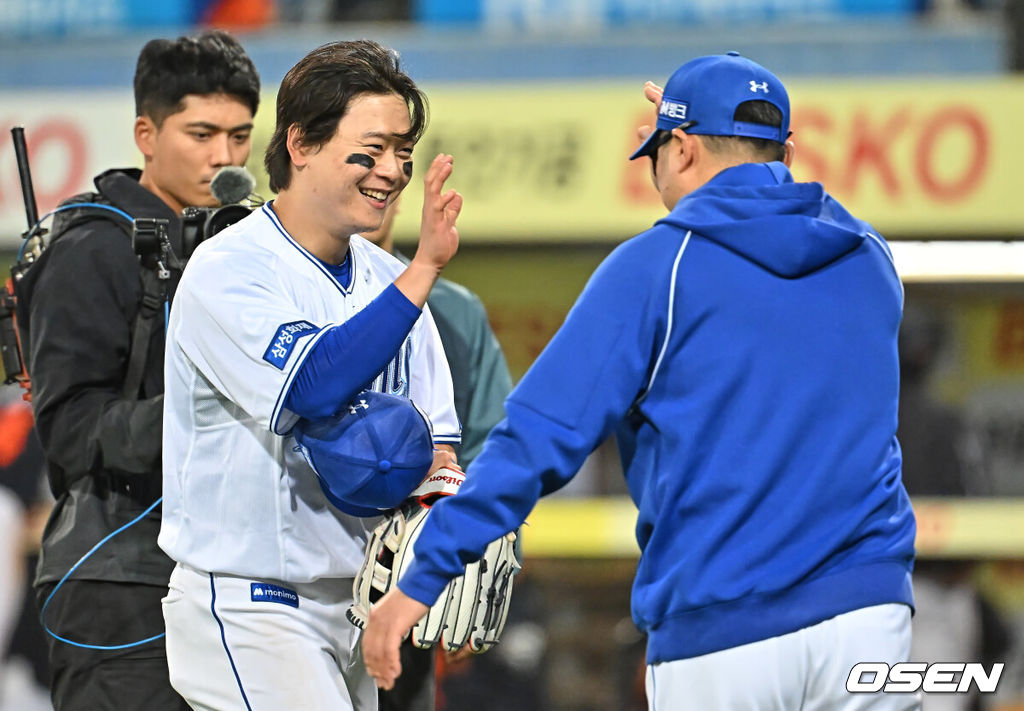 1일 대구삼성라이온즈파크에서 2026 신한 SOL KBO 리그 삼성 라이온즈와 한화 이글스의 경기가 열렸다. 홈팀 삼성은 원태인이, 방문팀 한화는 에르난데스가 선발 출전했다. 삼성 라이온즈 박승규가 한화 이글스에 4-3으로 승리한 후 박진만 감독과 하이파이브를 하고 있다. 2026.05.01 / foto0307@osen.co.kr
