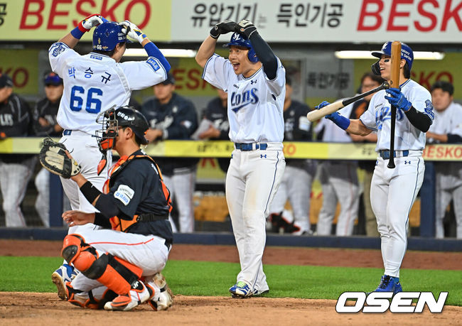 [OSEN=대구, 이석우 기자] 1일 대구삼성라이온즈파크에서 2026 신한 SOL KBO 리그 삼성 라이온즈와 한화 이글스의 경기가 열렸다. 홈팀 삼성은 원태인이, 방문팀 한화는 에르난데스가 선발 출전했다. 삼성 라이온즈 박승규가 7회말 2사 2루 좌월 역전 2점 홈런을 치고 동료들의 축하를 받고 있다. 2026.05.01 / foto0307@osen.co.kr