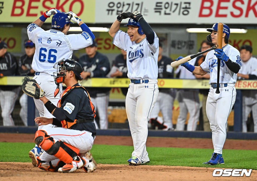 1일 대구삼성라이온즈파크에서 2026 신한 SOL KBO 리그 삼성 라이온즈와 한화 이글스의 경기가 열렸다. 홈팀 삼성은 원태인이, 방문팀 한화는 에르난데스가 선발 출전했다. 삼성 라이온즈 박승규가 7회말 2사 2루 좌월 역전 2점 홈런을 치고 동료들의 축하를 받고 있다. 2026.05.01 / foto0307@osen.co.kr