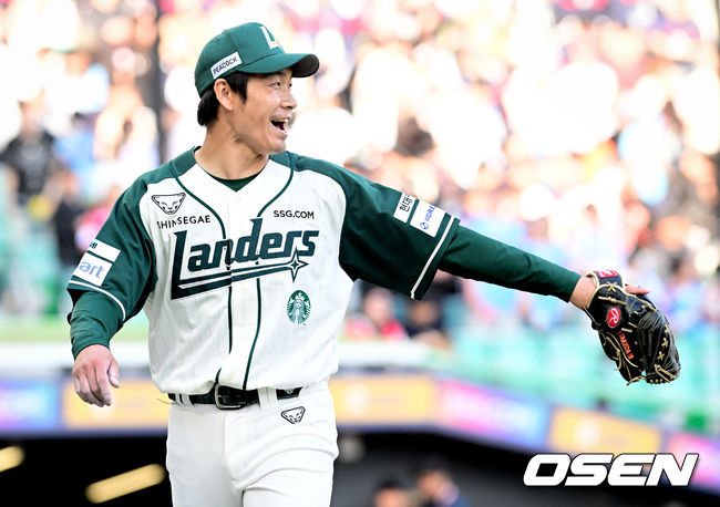 1일 오후 인천 문학동 SSG랜더스필드에서 ‘2026 신한 SOL BANK KBO리그’ SSG 랜더스와 롯데 자이언츠의 경기가 진행됐다. 2회초 2사 1,2루에서 SSG 2루수 정준재가 롯데 전민재의 땅볼 타구에 더블플레이 수비를 펼쳤다. 이닝 종료 후 타케다가 정준재를 맞이하고 있다. 2026.05.01 /cej@osen.co.kr