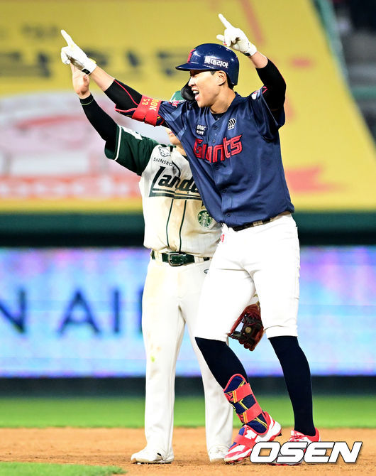 [OSEN=인천, 조은정 기자]1일 오후 인천 문학동 SSG랜더스필드에서 ‘2026 신한 SOL BANK KBO리그’ SSG 랜더스와 롯데 자이언츠의 경기가 진행됐다. 연장 10회초 2사 1,3루에서 롯데 박승욱이 2타점 적시 2루타 세리머니를 하고 있다. 2026.05.01 /cej@osen.co.kr